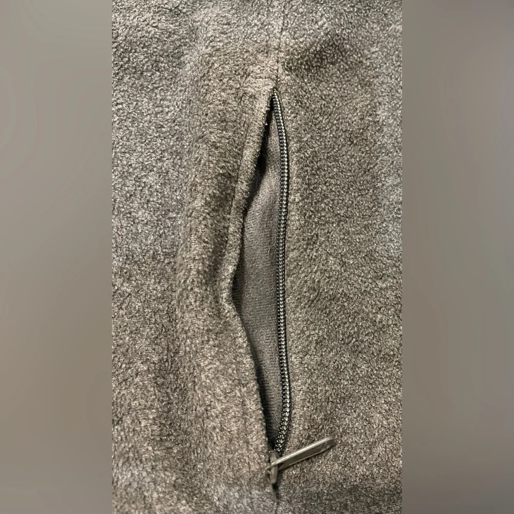 Columbia men’s gray vest. Size XXL. Zip side pockets. 100% polyester.